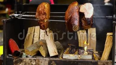 大块美味的猪肉火腿在明火上煮熟。 <strong>街</strong>头<strong>美食</strong>。 户外食品。 露营和烹饪